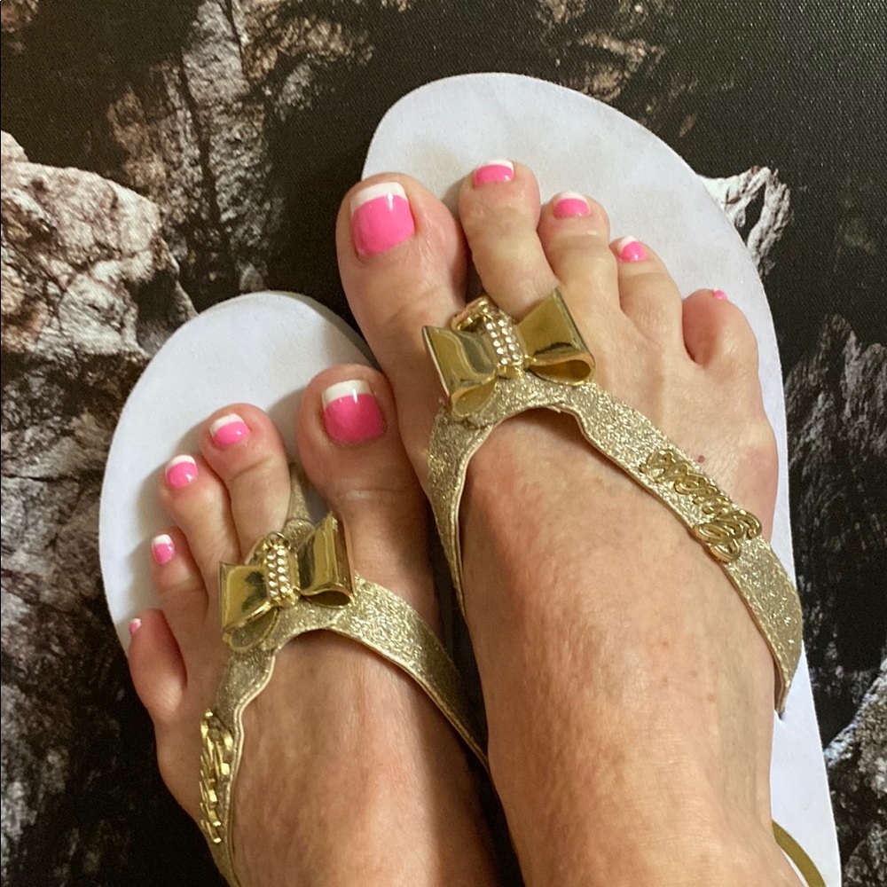Guess Women's Gold Flip Flops - Picture 3 of 7